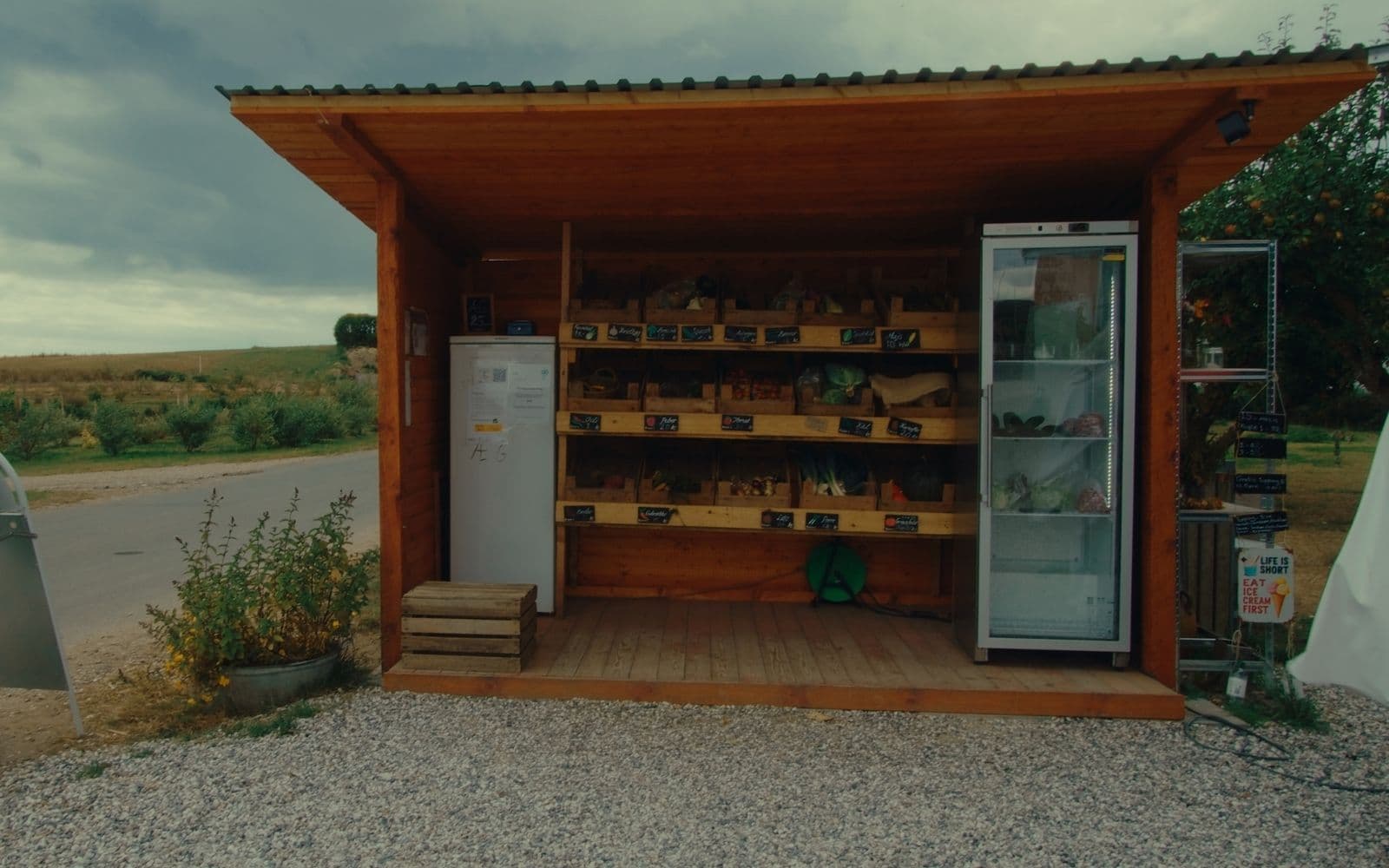 Mols Foods træbod med grøntsager fra markerne