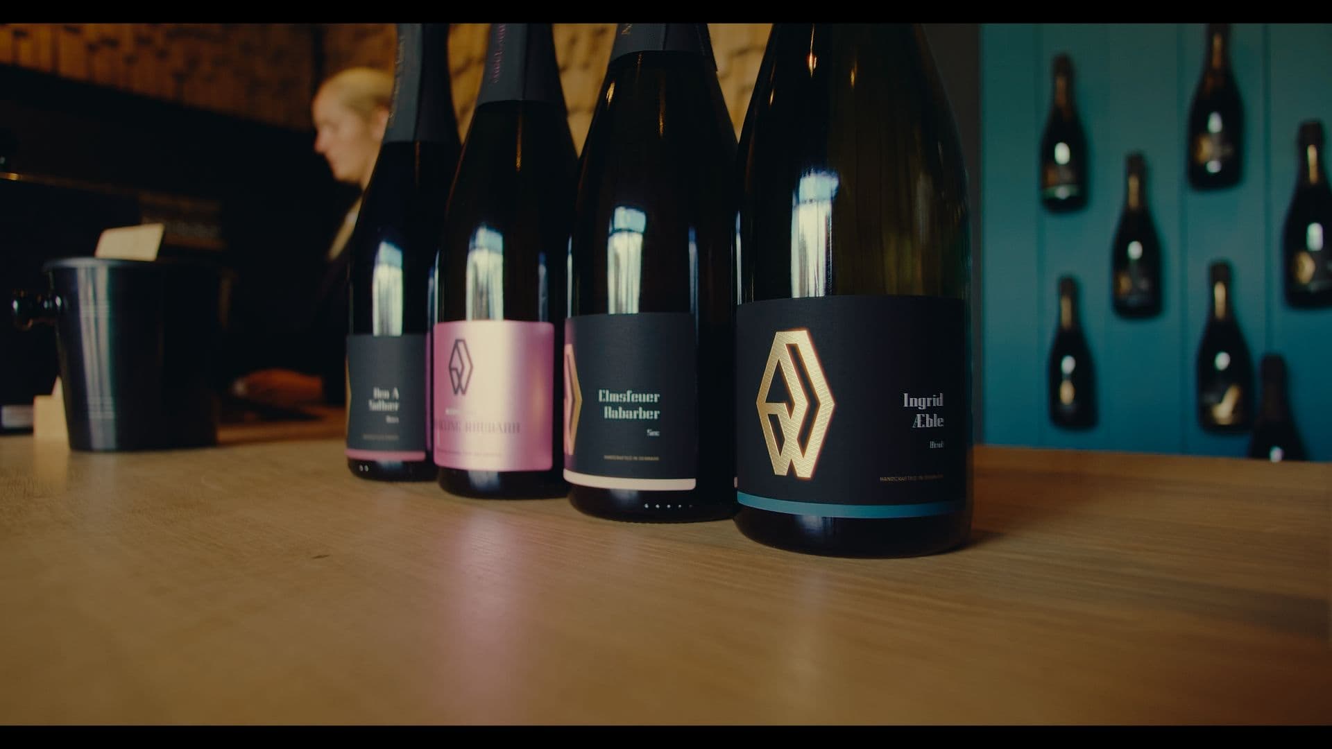 En række flasker fra Andersen Winery står på et træbord