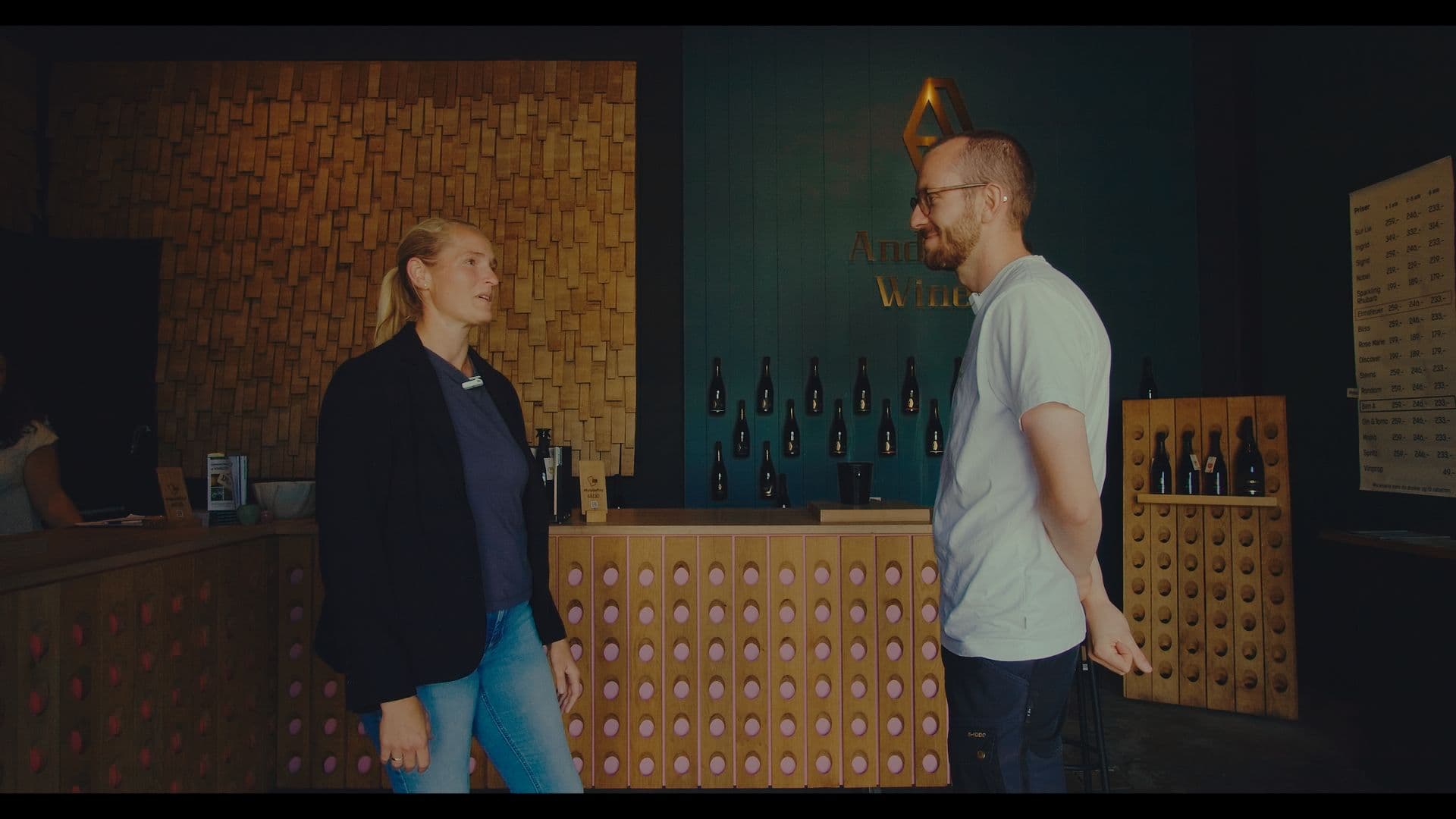 Simone fra Andersen Winery byder velkommen i vineriets butik.
