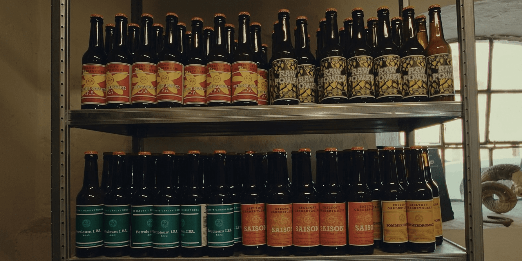 Flasker med øl fra Ebeltoft Gårdbryggeri i flaskebutikken
